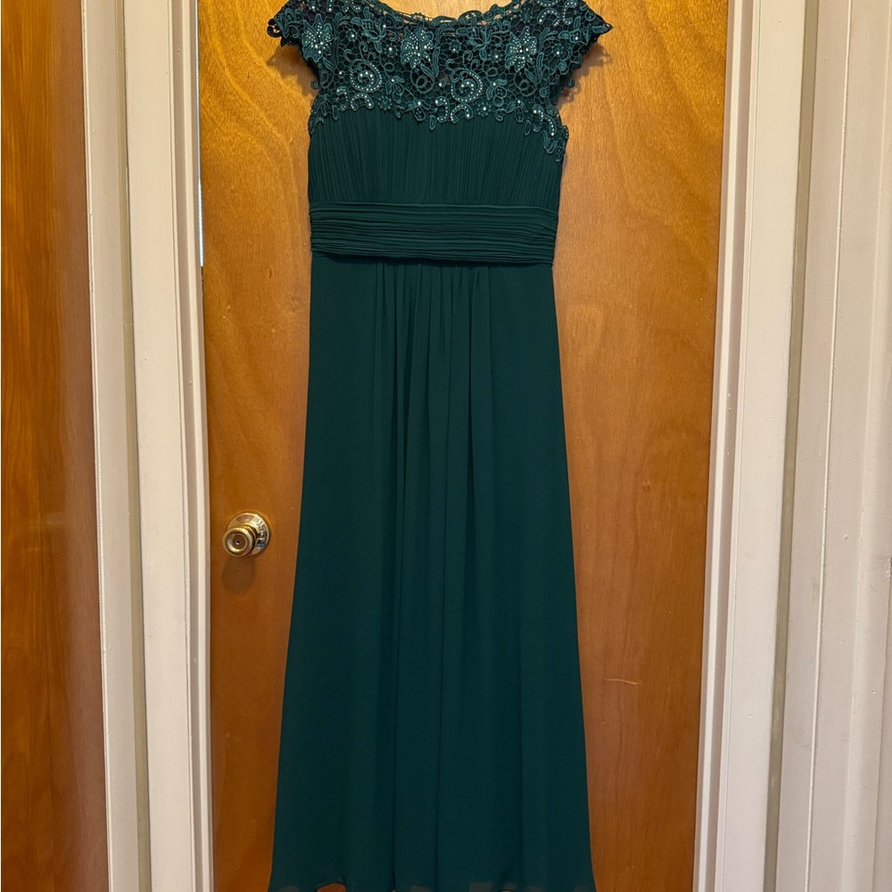 Elegant Emerald Green Lace Bodice Evening Dress